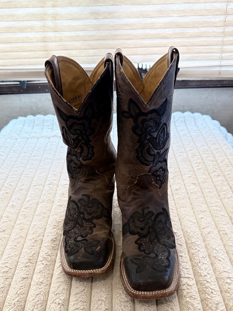 Boots! Womanâs Square Toe Western Boots Shyanne Brown Leather Lace. Rare!
